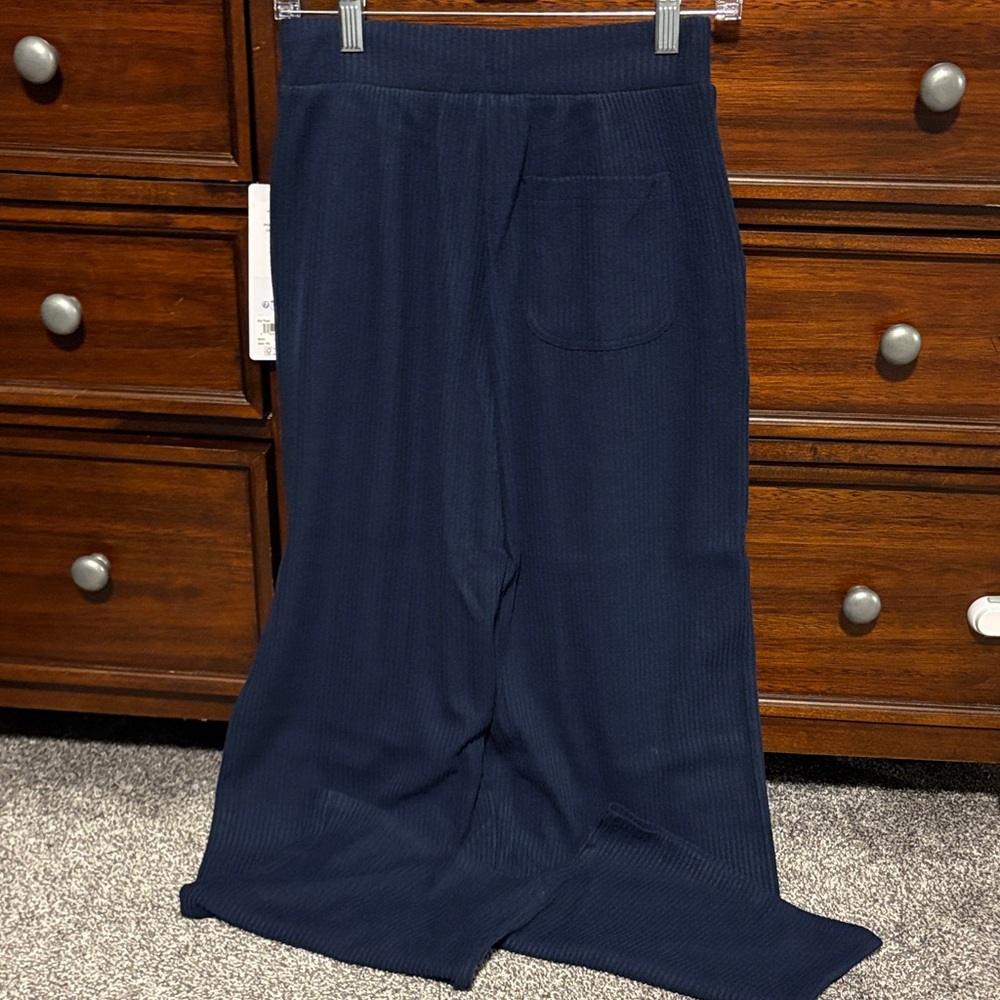 ALO Yoga Muse Wide Leg Pant - Picture 6 of 7